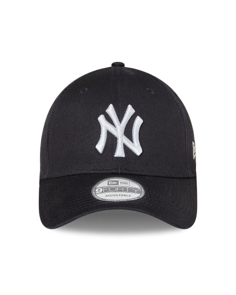 Front view of a navy New York Yankees New Era cap featuring a white embroidered NY logo and a curved brim.